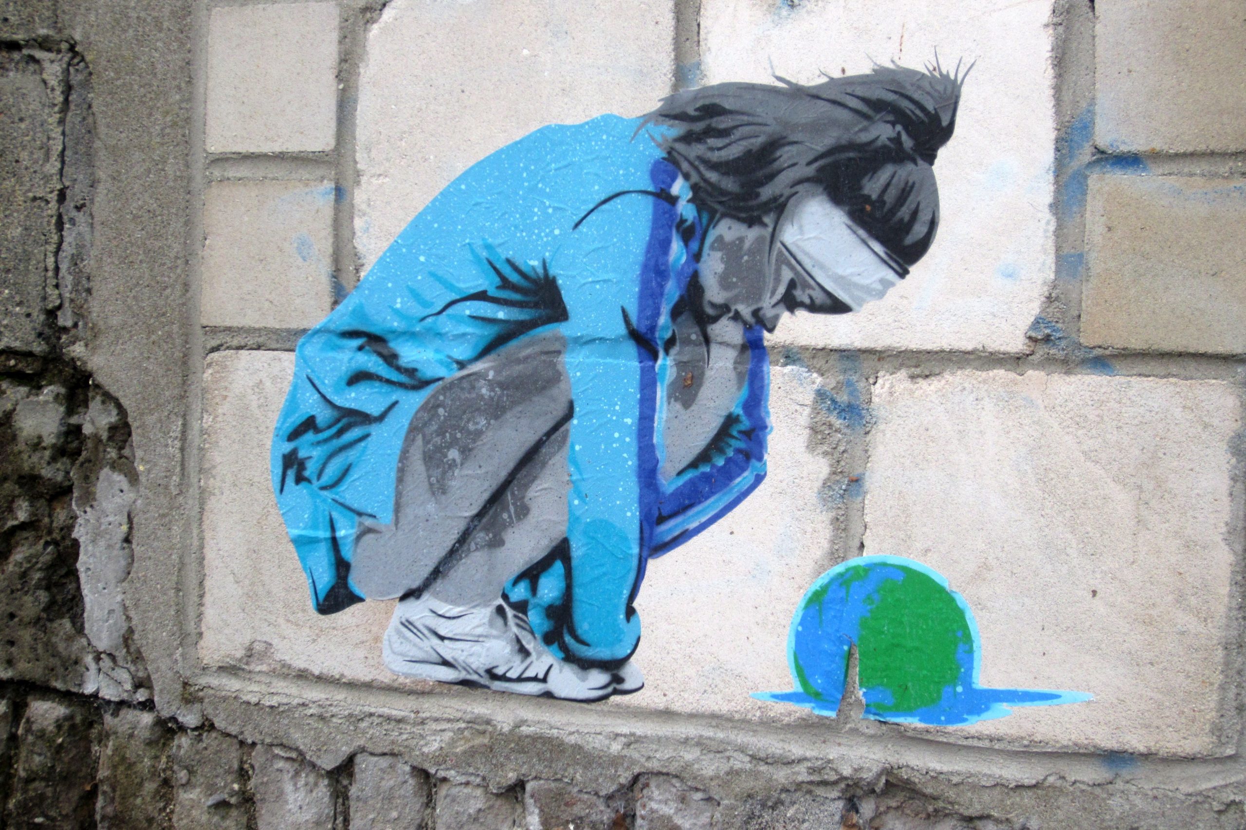 {:gb} Artwork by the artist seiLeise: A girl in a blue jacket kneels in front of a melting earth.{:}{:de}Kunstwerk des Künstlers seiLeise: Ein Mädchen in einer blauen Jacke kniet vor einer schmilzenden Erde nieder.{:}
