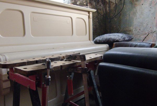 {:gb}Interior of the "Bakery" jazz cellar in Bochum. You can see a piano and in front of it a work and clamping table. There is a leather armchair next to it.{:}{:de}Innenbereich des Jazz-Keller "Bakery" in Bochum. Man sieht ein Klavier und davor einen Werk- und Spanntisch. Daneben steht ein Ledersessel.{:}