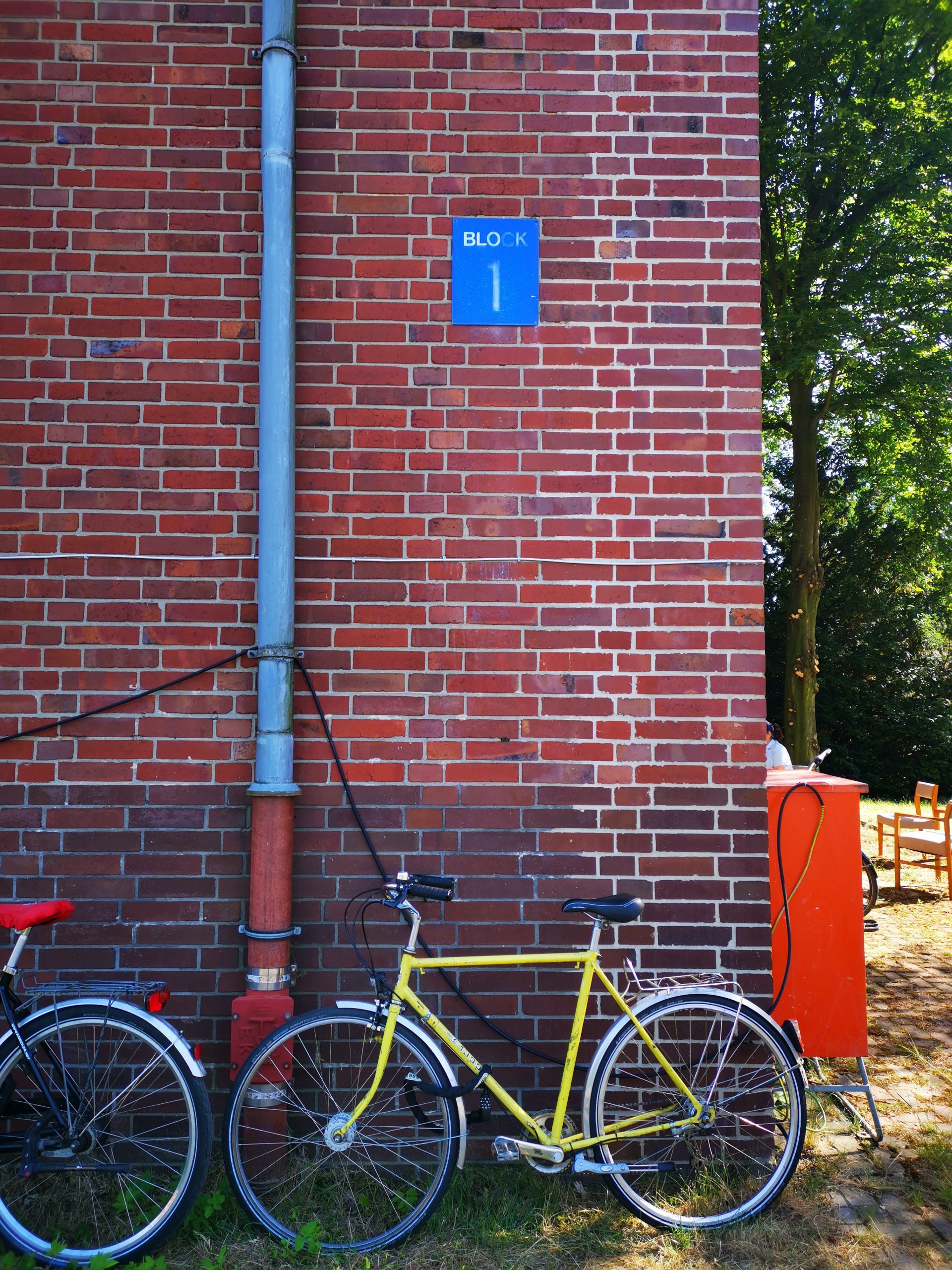 {:gb}Transurban_ Bike leans on a wall{:}{:de}Transurban_ Rad lehnt an Wand{:}
