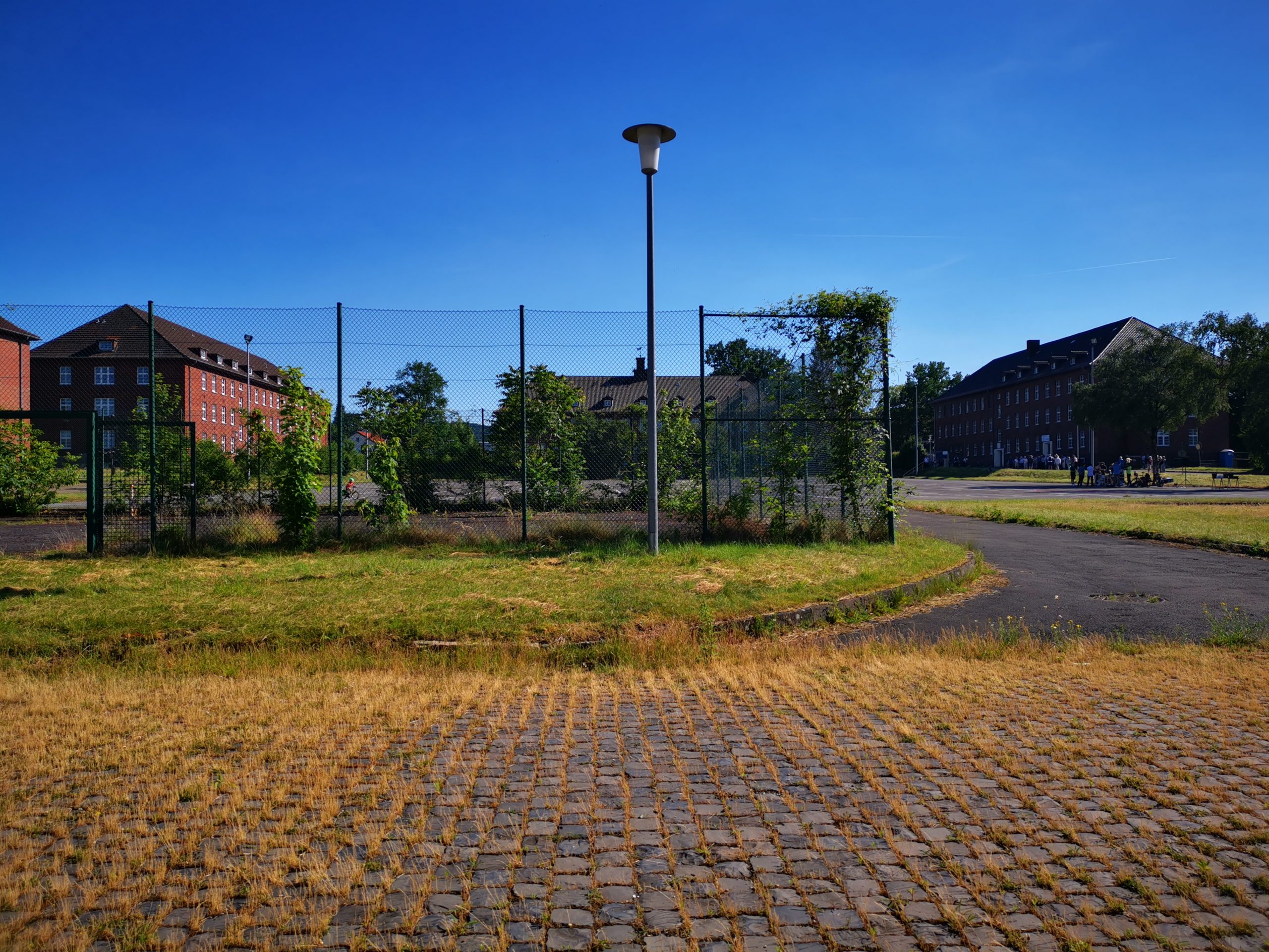 Transurban_ Sportplatz und Parkplatz der Kasernen