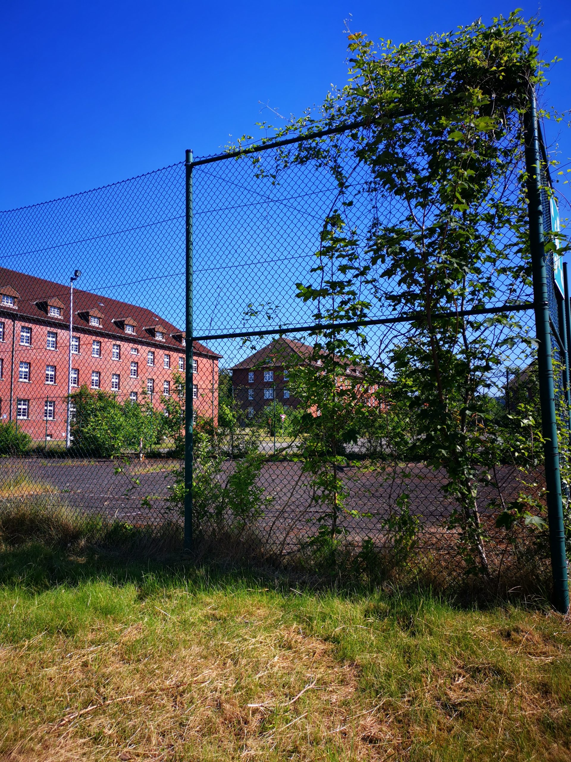 {:gb}Transurban_ sportsground on barracks{:}{:de}Transurban_ Sportplatz auf dem Kasernengelände{:}